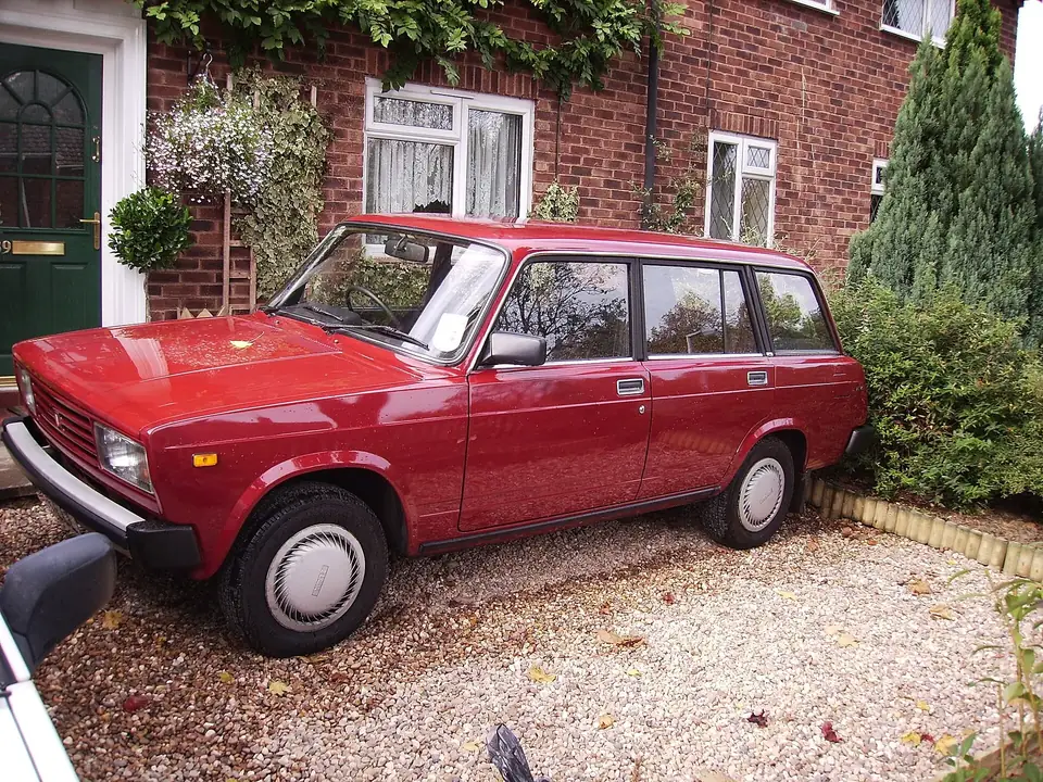 Lada Riva 1500 Estate, Ившем (Англия), правый руль, бордовый