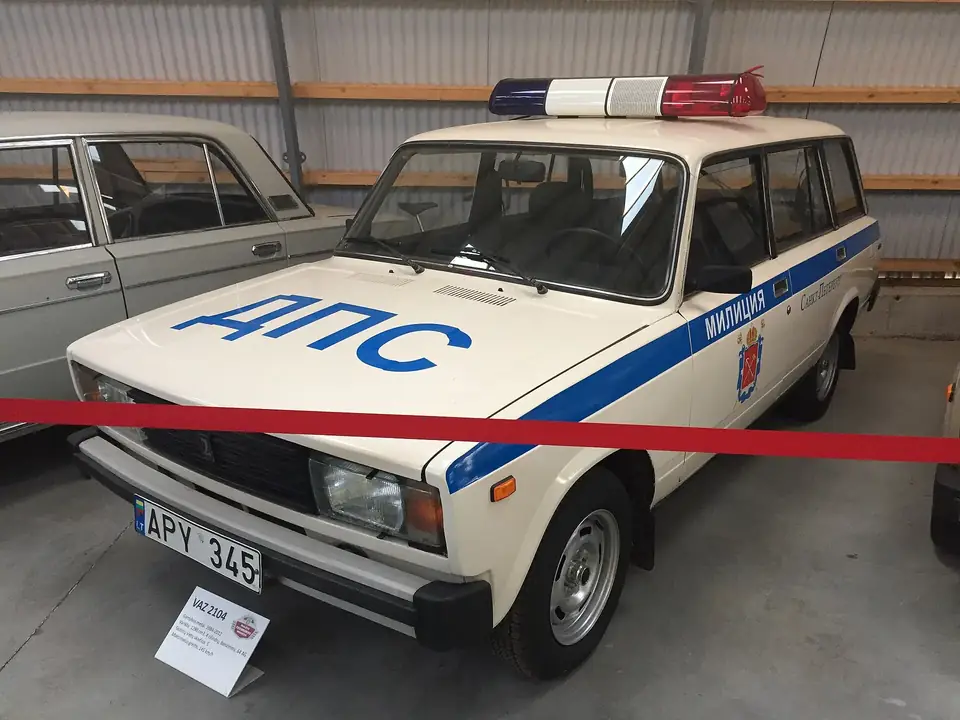 ВАЗ-2104 в окраске ДПС, технический музей Молетай (Литва)